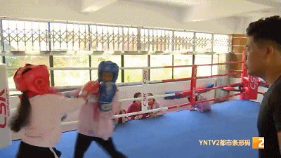 喜欢|“把我所学的、我的爱好传给喜欢的学生”陡普鲁小学里的拳击教练