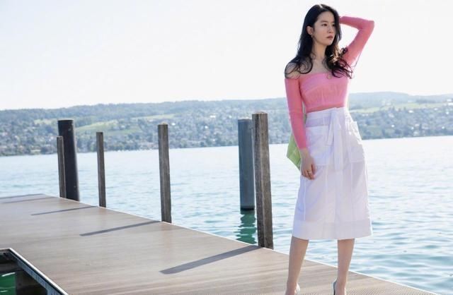  近日|近日刘亦菲微博更图：红配绿搭配，大俗大雅，我想起寿桃了