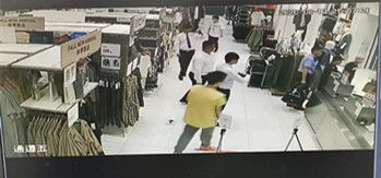 丢在|小伙优衣库偷了4件衣服3双袜子逃离，没想到手机却丢在了店里