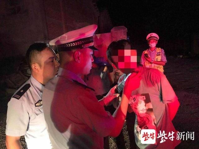  图为被查|深夜玩车族“炸街”扰民，民警连夜蹲守查获两违规车辆