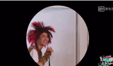  鞠躬|王一博时装走秀公开，变萌系被迫深鞠躬有点憨，自称太野秀弹舌