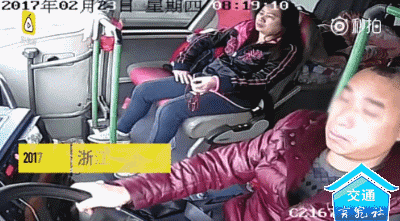  驾驶人|覆车之戒丨疲劳驾驶！石棉一个车子冲到民房去了