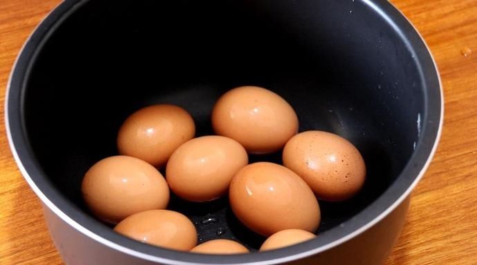 鸡蛋|原来电饭锅也能做烤鸡蛋,加点盐和水就可以了,比水煮蛋更好吃