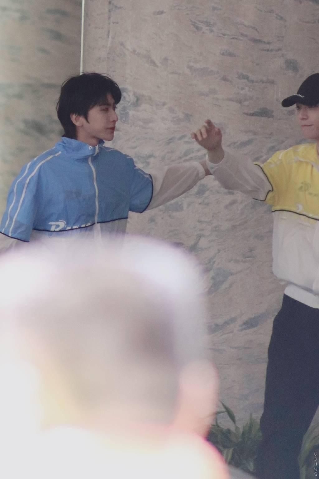  合体|帅哥成对，快乐翻倍！蔡徐坤、陈立农合体录制《奔跑吧》向粉丝打招呼