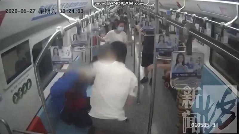  崔某某|有理也变没理！沪上两男子在地铁里大打出手，起因竟是…
