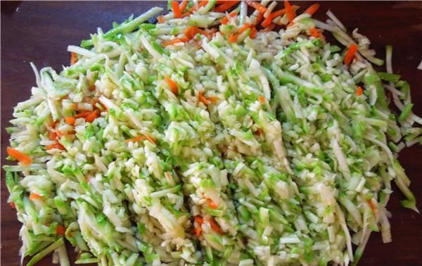  将胡萝卜|入秋后最爱这道菜，5元钱炒一大盘，晚餐吃它身材好！