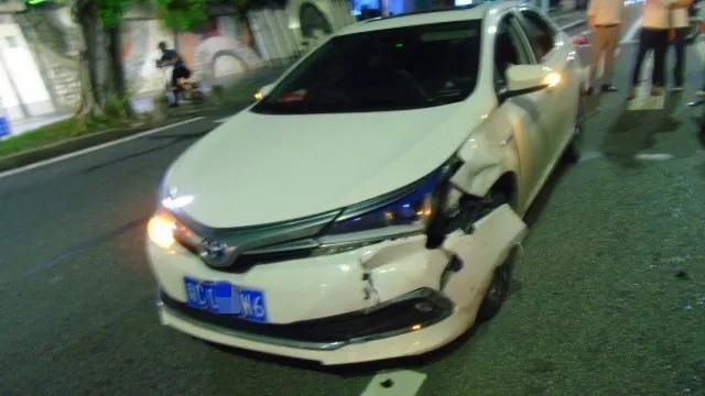 车车|21岁小伙开888号兰博基尼横跨三车道掉头，连撞两车车损50万！