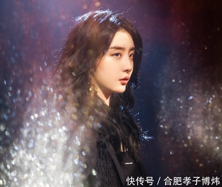 舞台|THE9表演《斯克芬斯》,金粉舞台太惊艳,舞台照更是大饱眼福