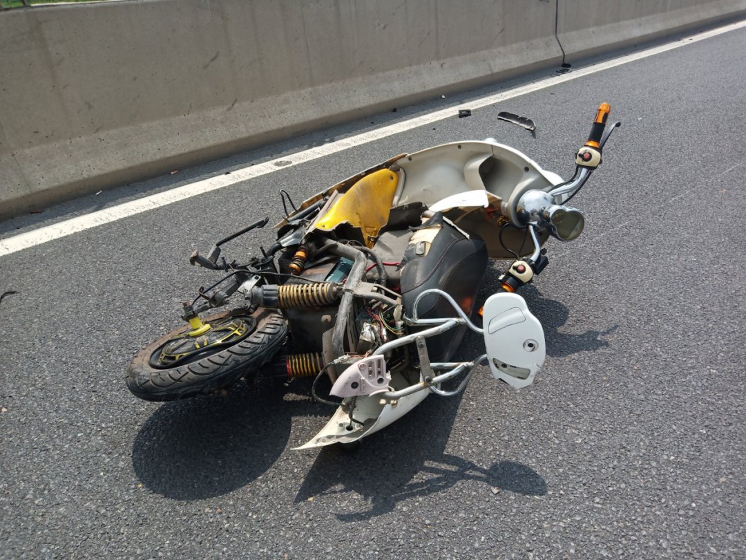  私家车|事发郑州！女子骑电动车上高架被撞，当场身亡！桥下赫然几个大字...