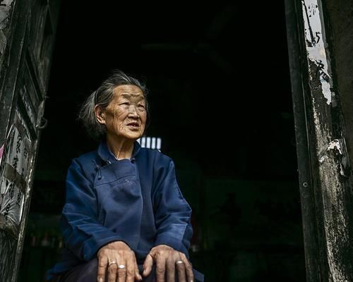 照顾|老人杀害老伴后自杀身亡？老有所养不能是空谈，要学会照顾老人！