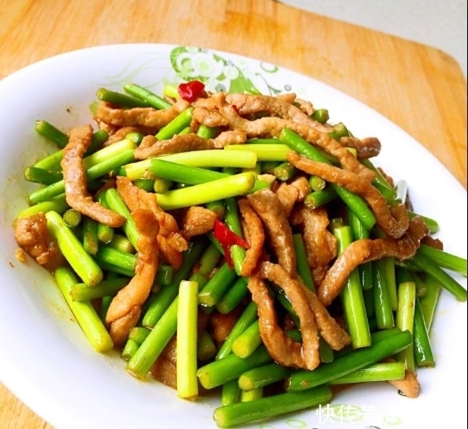 大人|经典家常菜，蒜苔炒肉最简单的做法，营养又美味，大人孩子都爱吃