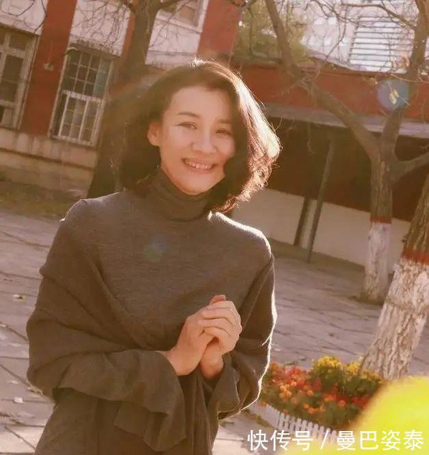 豪门|26岁获得影后,北影校花,却遭大23岁导演抛弃,今嫁入豪门成赢家