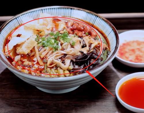 节目中|赵丽颖第一次吃螺蛳粉,我却在关注她的表情,味道如何一看便知