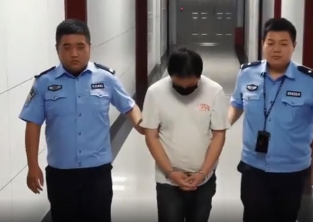  朋友|男子谎称能办入学；骗取10名家长90万元；一朋友被骗还帮着他数钱