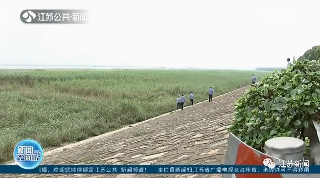  举动|男子长江边洗脚不慎落水，惊魂漂流2小时！上岸后一举动吓坏民警