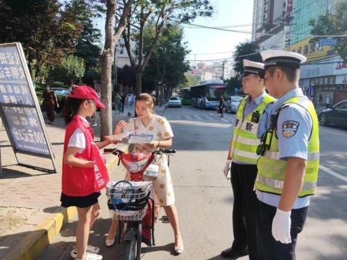城市道路|把课堂选在城市道路上，王益交警体验式教学给孩子们上好开学第一课