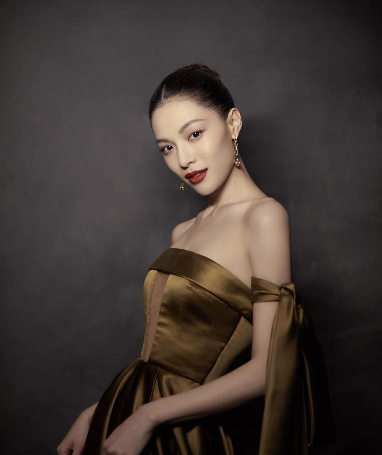  时髦|钟楚曦真是个“时髦精”，黑色吊带配阔腿裤洒脱不羁，御姐范十足