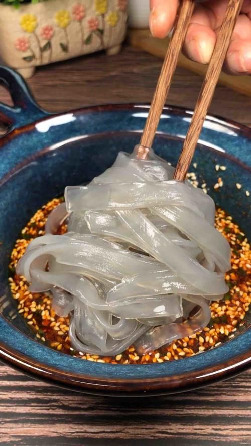 好吃|比小摊买的好吃百倍的酸辣粉,5分钟就搞定,连汤汁都不剩!