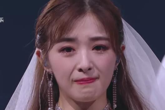  姐姐|《乘风破浪的姐姐》李斯丹妮票数遭到质疑，蓝盈莹成为话题关键人