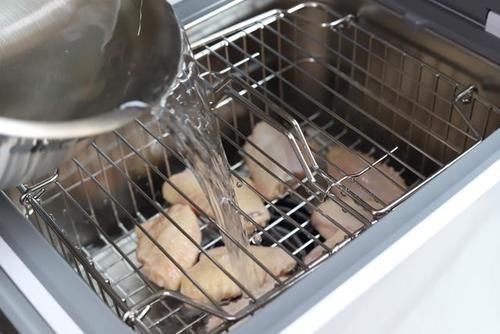 净化|煎鸡翅前,我都会用食物净化机先做个深度清洁,每次我做鸡翅的时候,味道很正宗