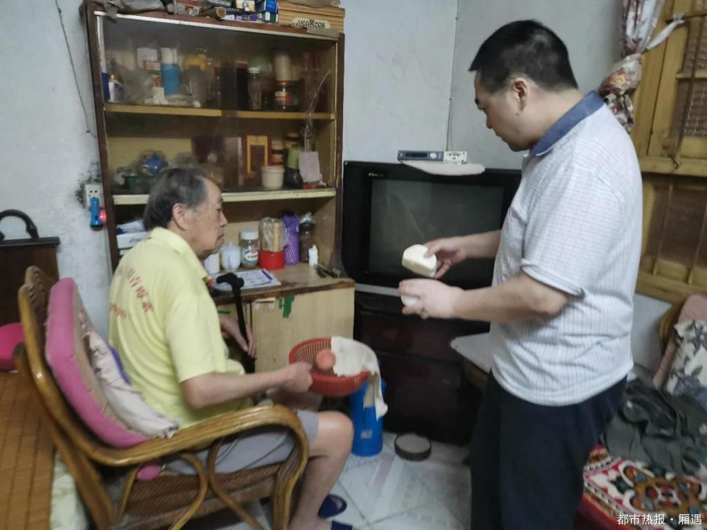  父亲|“希望能让我能看见点东西就好” 他担心病情严重了无法照顾年迈父母