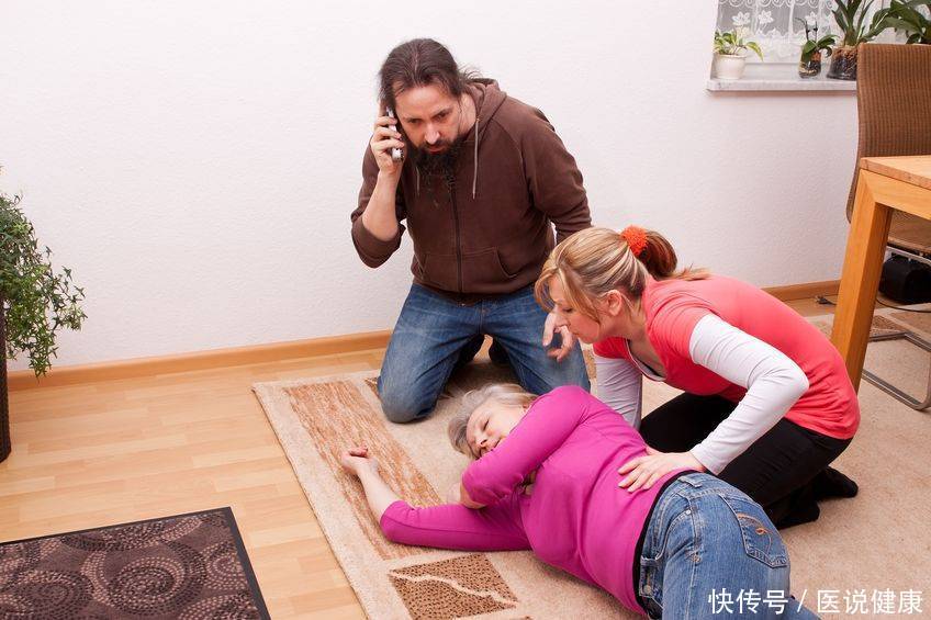 脑卒中的正确急救方法(家人突发脑卒中该怎么做？医生：一定要掌握这些正确的施救方式！)