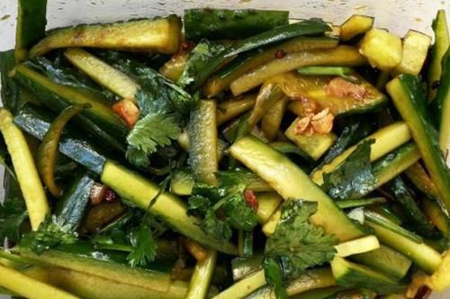  搅拌均匀|腌黄瓜时，腌好的黄瓜“软趴趴”？大厨教你做法，黄瓜脆爽入味