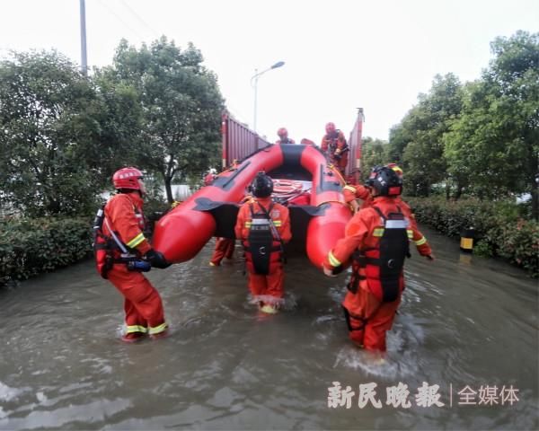 消防|记者亲历！上海消防救援队驰援安徽首日：黑夜中，这道光为洪灾受困群众带来希望