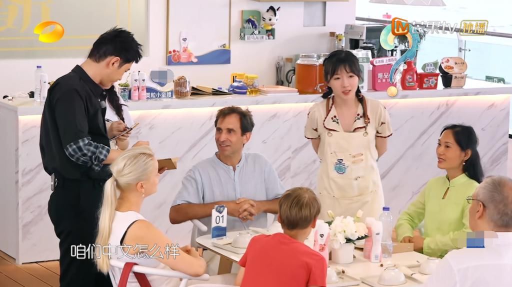  露怯|《中餐厅4》接待外国贵宾，赵丽颖露怯不敢答话，李浩菲举动得体