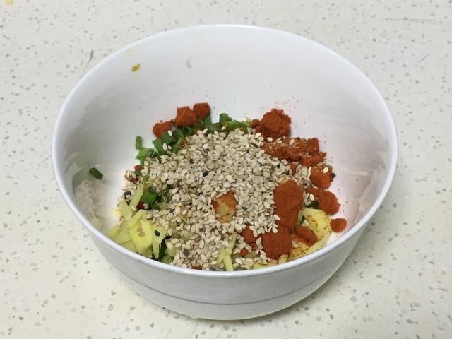 爽口|鸡胸肉这样凉拌才好吃,酸辣爽口,丝丝入味,做法还特简单