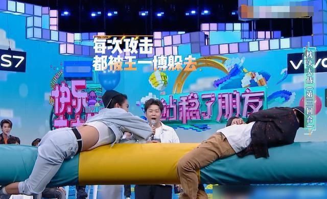  公司|快本：李冰冰要牵王一博的手，一博乖乖照做，但他的表情却太好笑