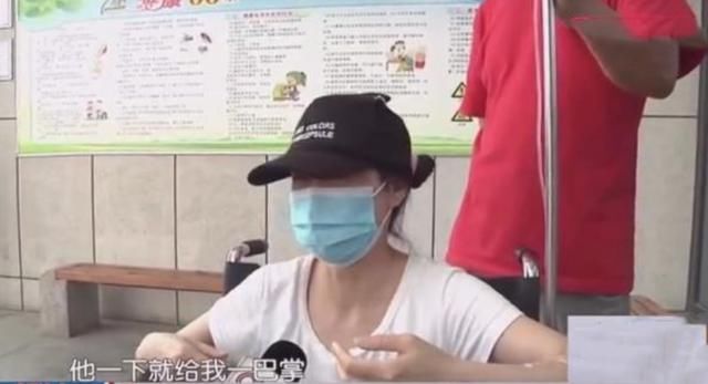  男子|男子乱戴口罩，超市员工好心提醒却被暴打，掏出手机要报警又被打