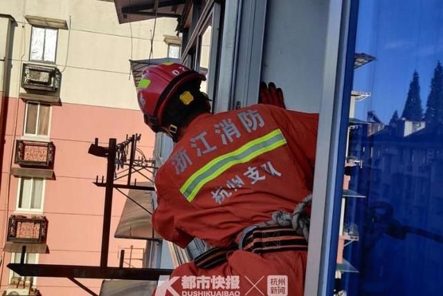  救援|今早杭州大关一老人在家中突然病倒，厨房火还没关，紧急下消防员爬窗救人