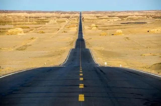 照片|拿命换照片？游客扎堆＂网红＂公路拍照险被撞