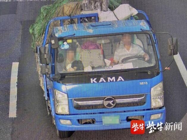  十字路口|大白天，货车十字路口撞上电三轮，竟“不管不顾”地直接驶离现场