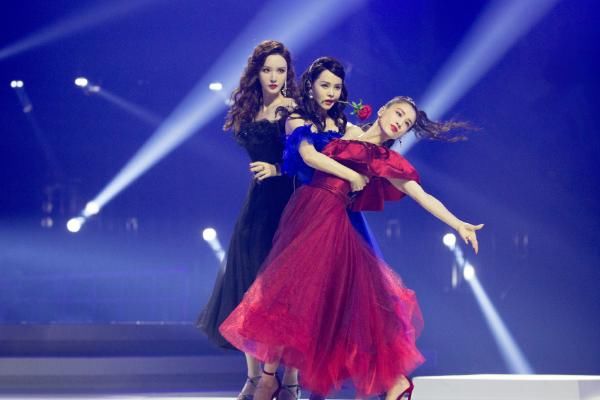  眼神|乘风破浪姐姐黄圣依拉票时，看魏大勋注视眼神，网友直言不礼貌