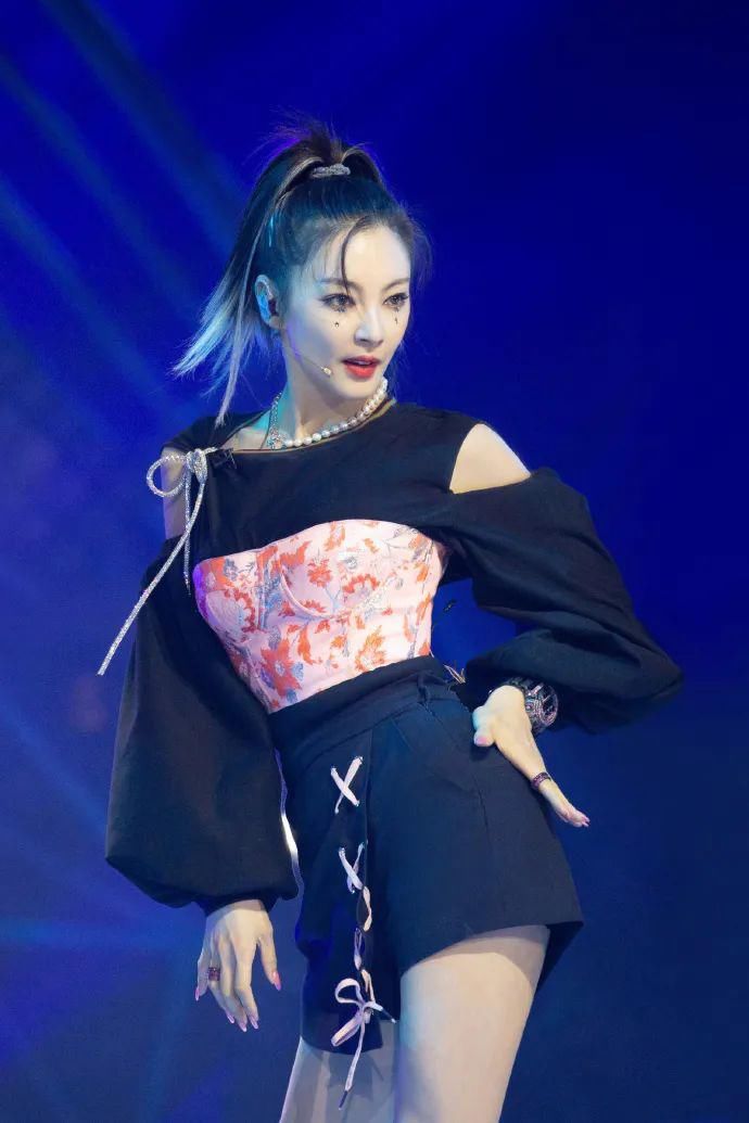 造型|张雨绮真是难得一见的大美人!怪异奇葩的舞台造型,换上依旧美艳