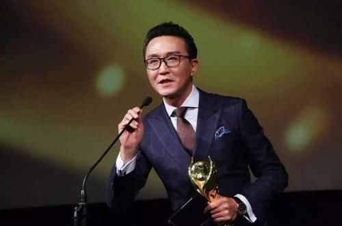 到手|57岁老戏骨太敬业，3秒钟镜头拍摄几十次，发球练到手肿青筋暴起