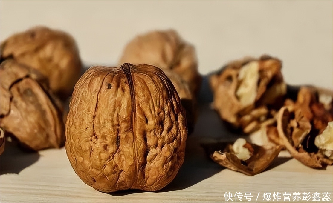 正常人每天吃几个核桃最合适(每天都要吃6颗核桃吗？核桃吃得越多越好？你要清楚是怎么回事了)