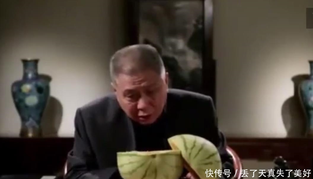 去哪儿|西瓜放家中一年多竟没腐烂,当把它切开时,里面的一幕令人傻眼了