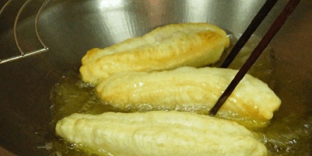  香脆|嫌外面的不卫生？大叔教你炸油条，香脆味美，简单易学，超好吃！