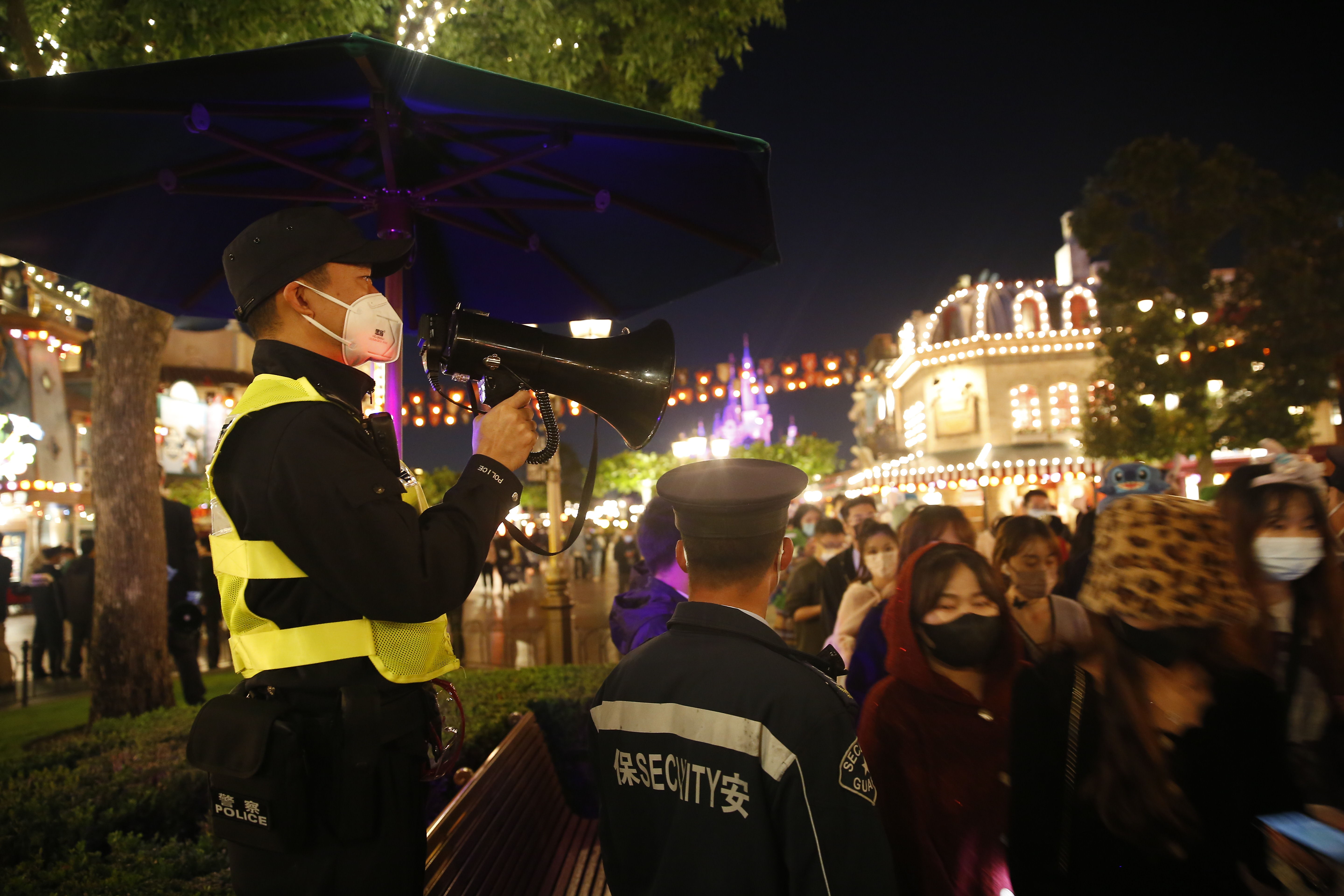 “五一”上海人从众，警方守护景区商圈平安有序