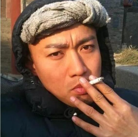  看穿|《跑男》里他很是克制！烟瘾犯了猛喝奶被大家看穿？最后只能无奈尬演！