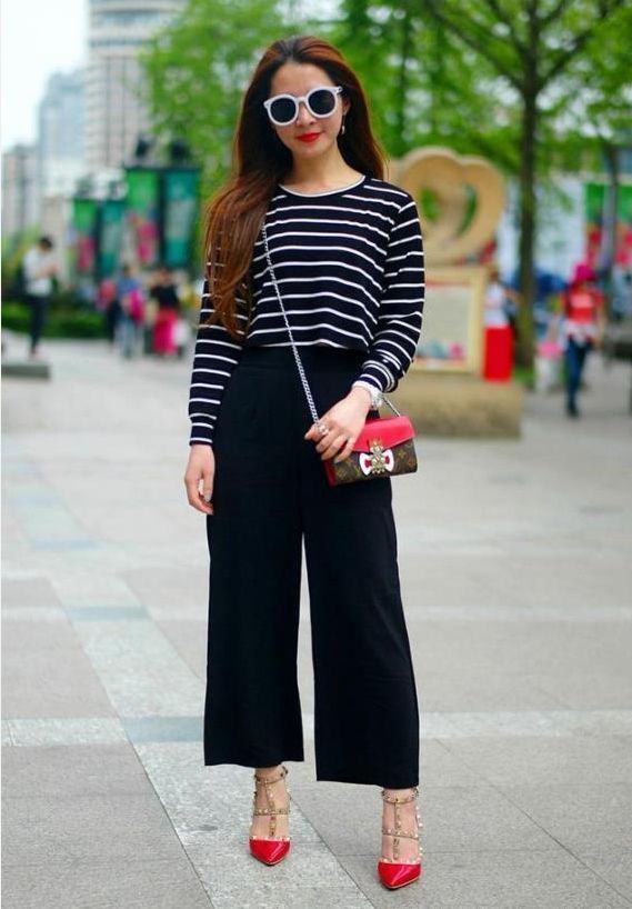 衣服|街拍:黑色衣服搭配长筒靴,穿出了气质,长相也成熟迷人