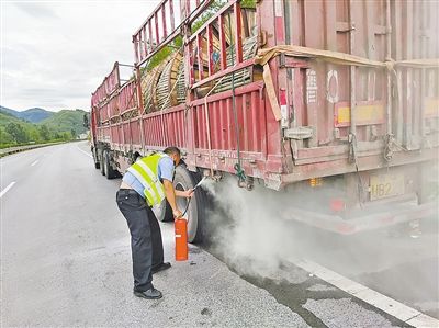 冒烟|拖挂车车轮冒烟交巡警及时除险