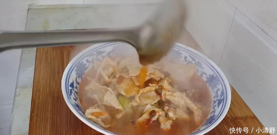 比水|1颗白菜,1块猪肉,教你简单一做,比水煮肉片都好吃,越吃越过瘾