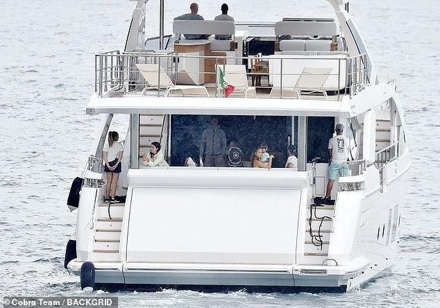  钻戒|C罗和女友豪华游艇赏雨景，乔治娜素颜清秀，再添新奢饰包和钻戒