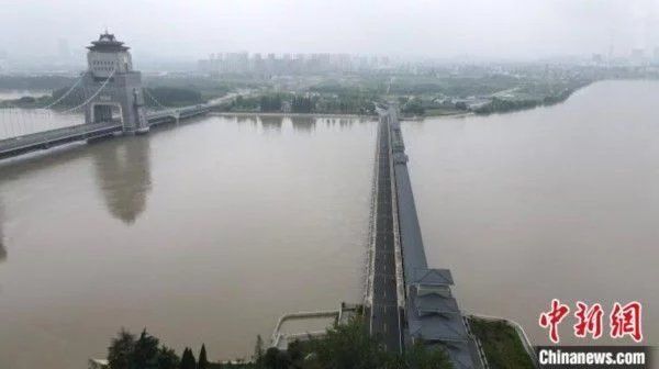 江苏|江苏扬州加大淮河入江水道行洪 三座水闸111孔闸门同开