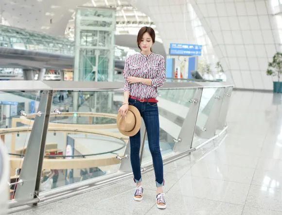 孙允珠|美人图鉴孙允珠:樱桃红杂色几何图案百变衬衫