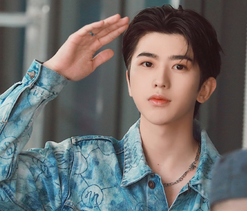  显眼|《快本》大合照，蔡徐坤站位超显眼，我却只关注他旁边的baby